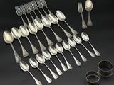 beaucoup de cuillères en argent et de cuillères à soupe sur une table