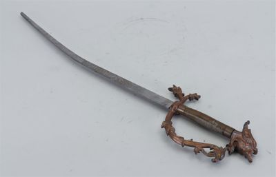 un couteau qui a l'air très ancien, muni d'un manche