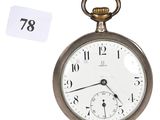 une montre de poche en argent sur fond blanc, avec une étiquette de prix