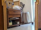 un miroir posé sur le sol devant une commode
