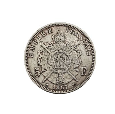 Gros plan sur une pièce d'argent ornée d'une couronne