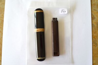 un stylo noir et un stylo marron posés sur une feuille de papier