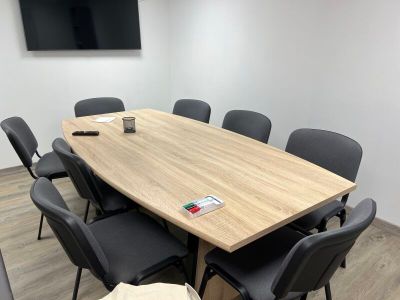 une photo d'une salle de réunion avec une grande table et des chaises