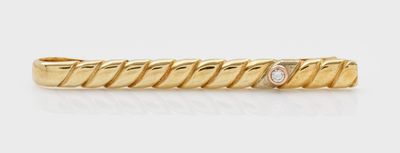 une bague en or jaune avec un diamant serti au centre