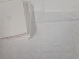 une pile de serviettes blanches posée sur une table