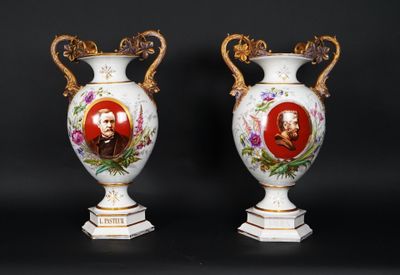 deux vases blancs sur lesquels figurent les portraits d'un homme et d'une femme