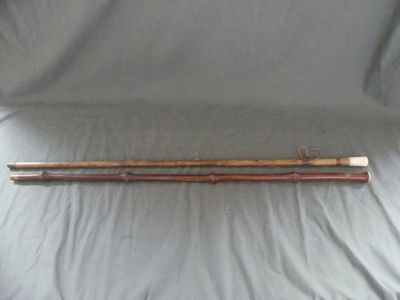 une paire de baguettes de bambou posées sur un lit recouvert d'un drap blanc