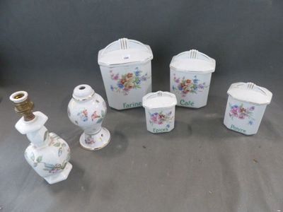 un ensemble de vases et de récipients posés sur une table