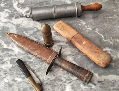 Plusieurs types d'outils sont disposés sur une table