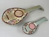 deux instruments de musique miniatures placés l'un à côté de l'autre