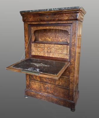 un bureau en bois avec un plateau en marbre et des tiroirs