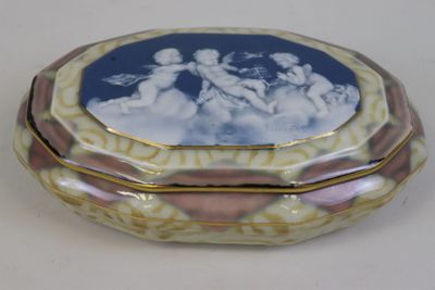 une boîte décorative ornée d'une image d'anges