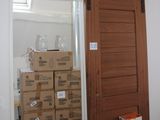 une pièce avec une porte coulissante et plusieurs cartons posés par terre