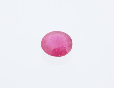 une tourmaline rose posée sur un fond blanc