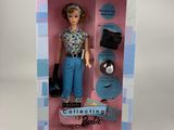 La poupée Barbie se trouve dans une boîte qui contient son contenu.