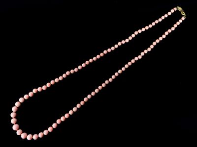 Collier corail peau d'ange avec fermoir en or. L : 78 cm - Photo 1