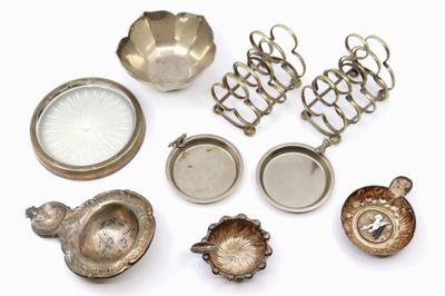 beaucoup d'objets en argent sur une surface blanche