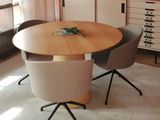 une table sur laquelle se trouvent deux chaises et un vase