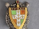 un gros plan d'un insigne en métal orné d'une croix