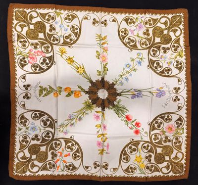 un mouchoir blanc et marron orné de fleurs