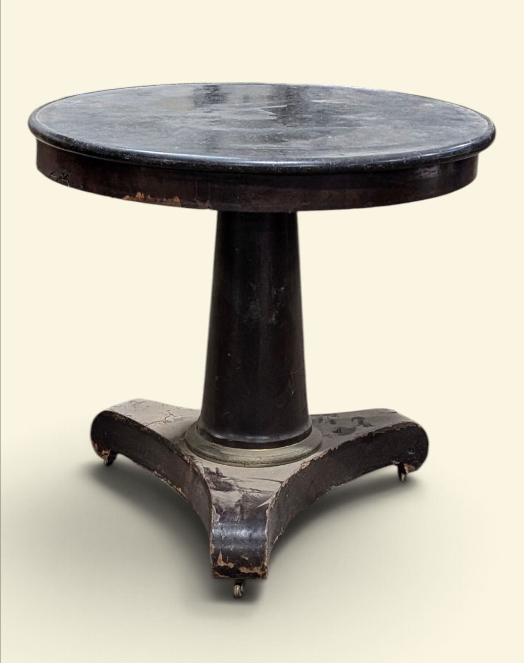 Table formant guéridon rond en acajou et placage d'acajou.