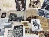 beaucoup de vieilles photos sur la table
