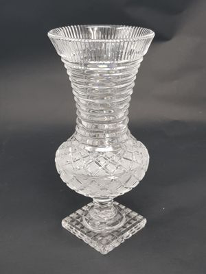 un vase en verre posé sur une table