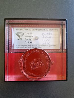 une pièce rouge dans une vitrine posée sur une table