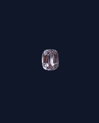 un diamant blanc sur fond noir