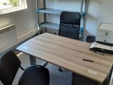 un bureau avec une imprimante et une chaise dans une pièce