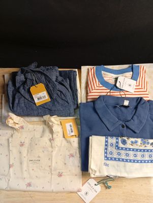 un tas de vêtements posés sur une table