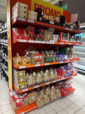 de nombreux types d'aliments différents dans les rayons du magasin