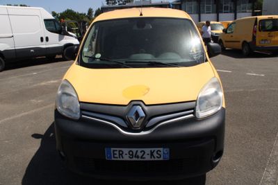 une camionnette jaune garée dans un parking