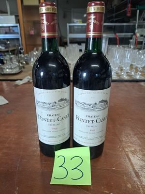 deux bouteilles de vin posées sur une table, avec une étiquette de prix