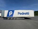 un gros plan d'une semi-remorque garée sur un parking