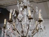 un lustre suspendu au plafond d'une pièce