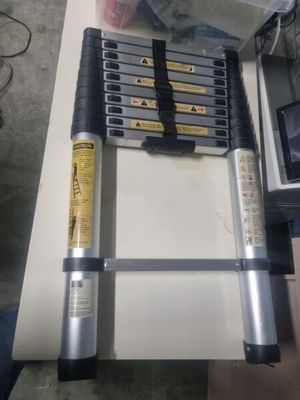 une échelle posée sur une table