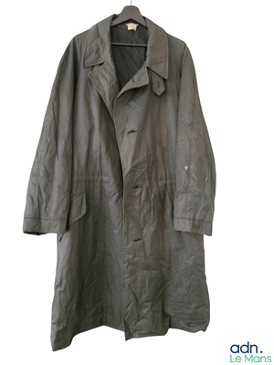 On voit l'image d'un manteau suspendu à un cintre sur un fond blanc.