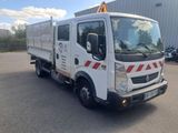 un camion blanc garé dans un parking