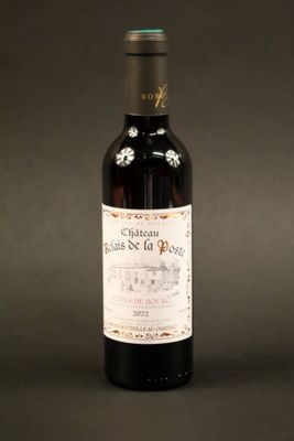 une bouteille de vin posée sur une table