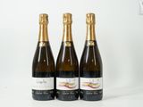 trois bouteilles de vin posées l'une à côté de l'autre sur une table