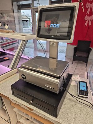 une vitrine sur laquelle est posé un téléphone portable