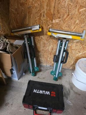 une boîte à outils posée dans un coin d'une pièce
