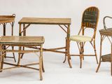 quatre chaises et une table sur laquelle est posé un panier