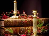 une bougie posée au sommet d'une pile de livres