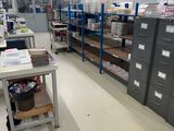 une pièce remplie de boîtes et d'étagères