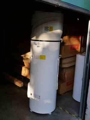 une photo d'un chauffe-eau dans un garage