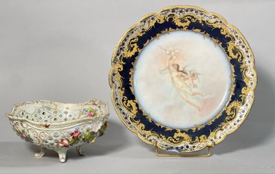 deux assiettes et un bol sur lesquels est représentée une femme