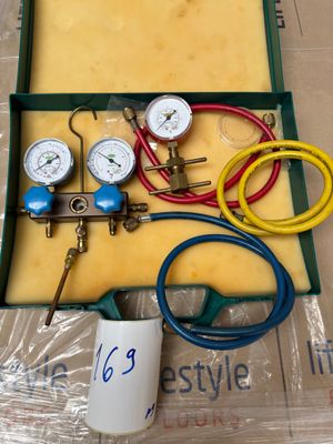 une boîte contenant quelques manomètres et un tuyau