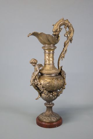 Aiguière en métal sur socle marbre rouge griotte, anse à décor de...